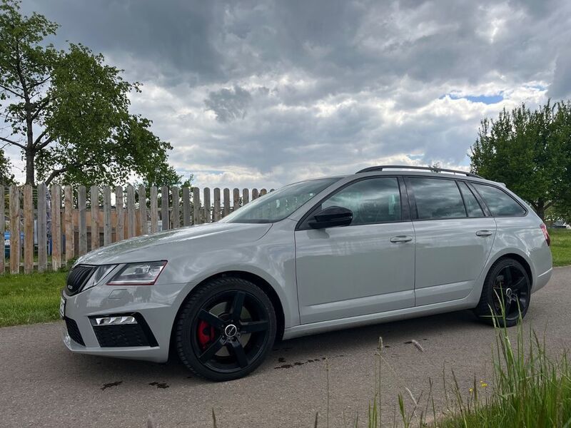 Grau Gebraucht 2019 Skoda Octavia RS Kombi | 20.099 € (Fairer Preis) - Bild 1/4