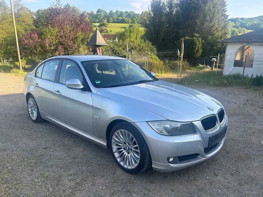 Gebraucht BMW 320 184 PS (135 kW) 2011 Silber Limousine