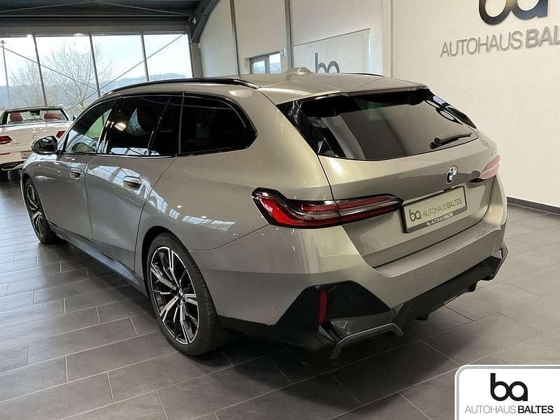 Gebraucht BMW 520 M Sport 190 PS (139 kW) 2025 Oxidgrau met. Kombi