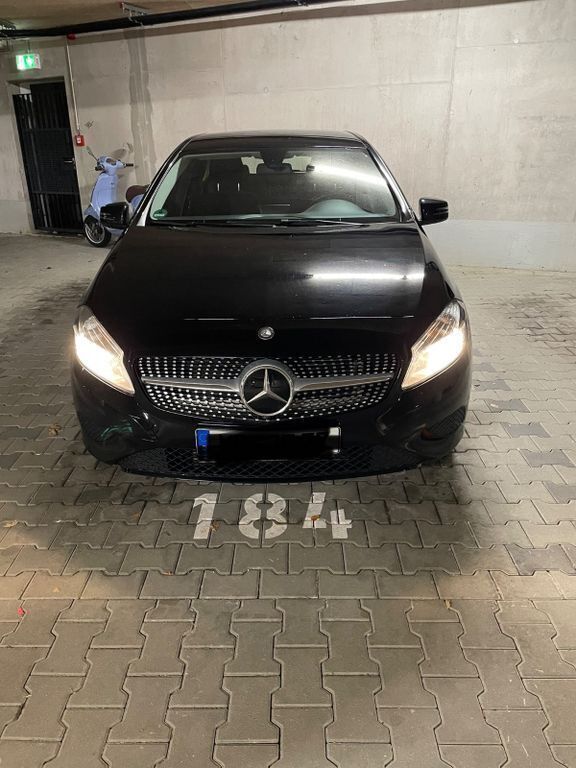 Schwarz Gebraucht 2015 Mercedes A180 Limousine | 11.999 € (Guter Preis) - Bild 1/4