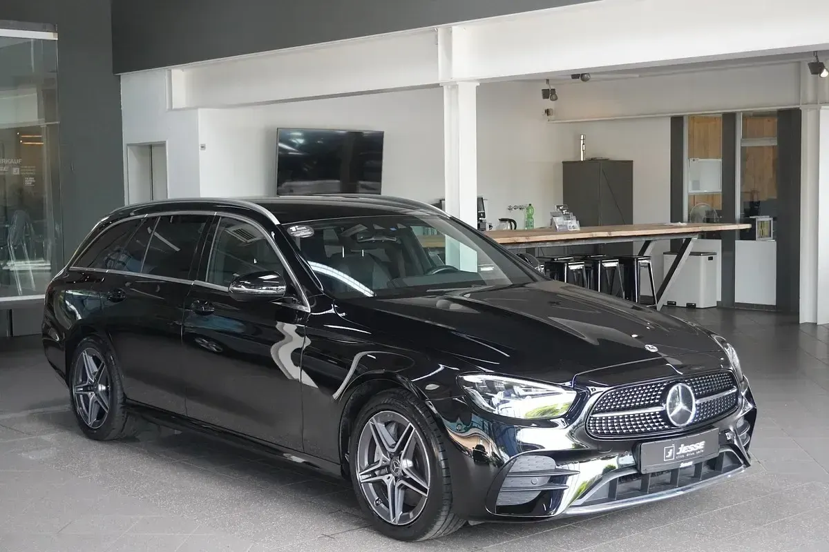 Gebraucht Mercedes E300 AMG line 320 PS (235 kW) 2023 Schwarz