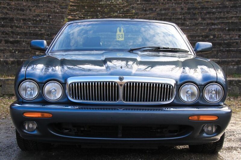 Grau Gebraucht 2001 Jaguar XJR Limousine | 39.999 € - Bild 1/4