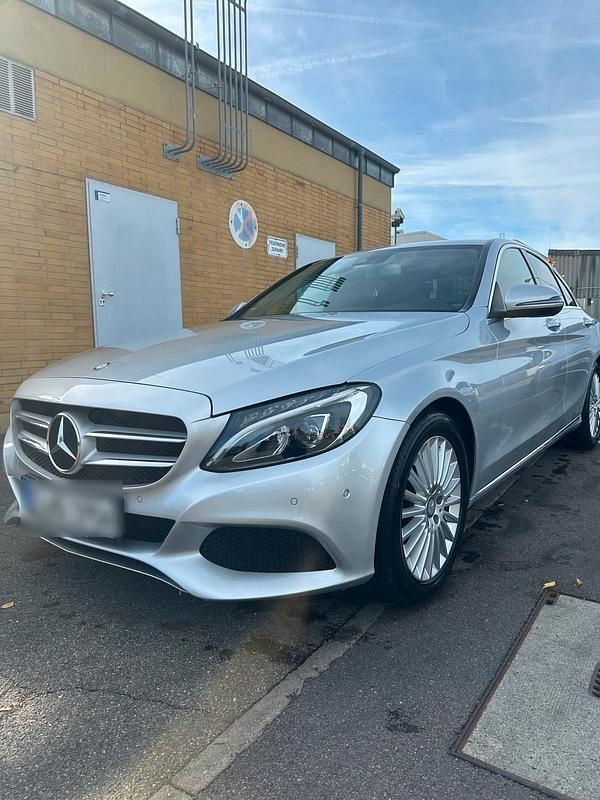 Silber Gebraucht 2015 Mercedes 220 Limousine | 18.999 € - Bild 1/4