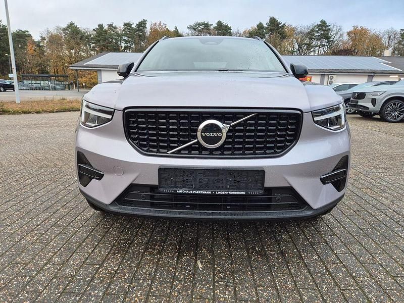 Neu Volvo XC40 Plus 163 PS (119 kW) 2025 Silber SUV
