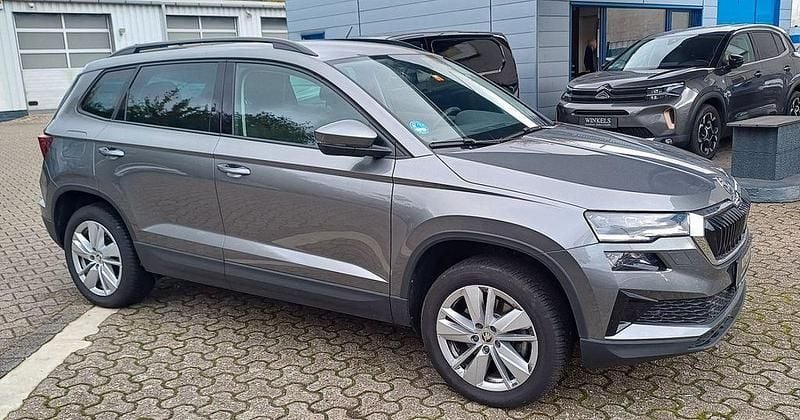 Grau Gebraucht 2024 Skoda Karoq Selection SUV | 28.980 € (Guter Preis) - Bild 1/4
