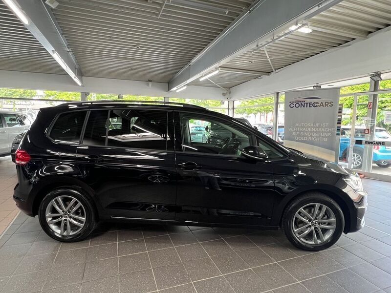 Deep black Gebraucht 2024 VW Touran Comfortline Van / Kleinbus | 34.300 € (Fairer Preis) - Bild 1/4