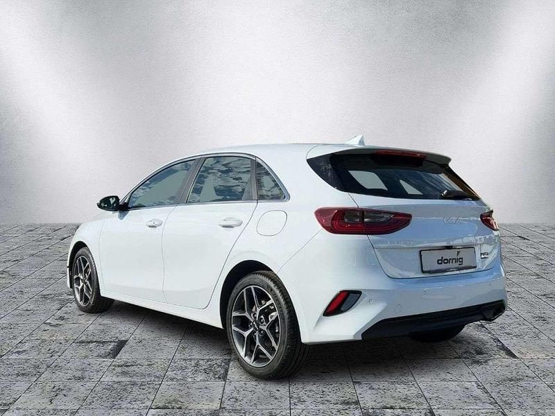 Neu Kia Ceed Spirit 140 PS (102 kW) 2026 Cararra weiß Kleinwagen