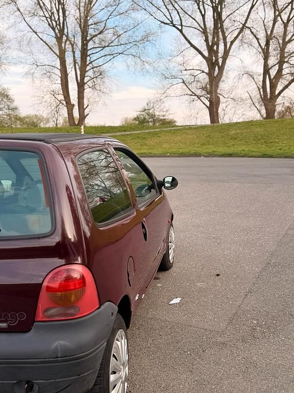 Second-hand Renault Twingo 58 CP (42 kW) 2001 Roșu Hatchback