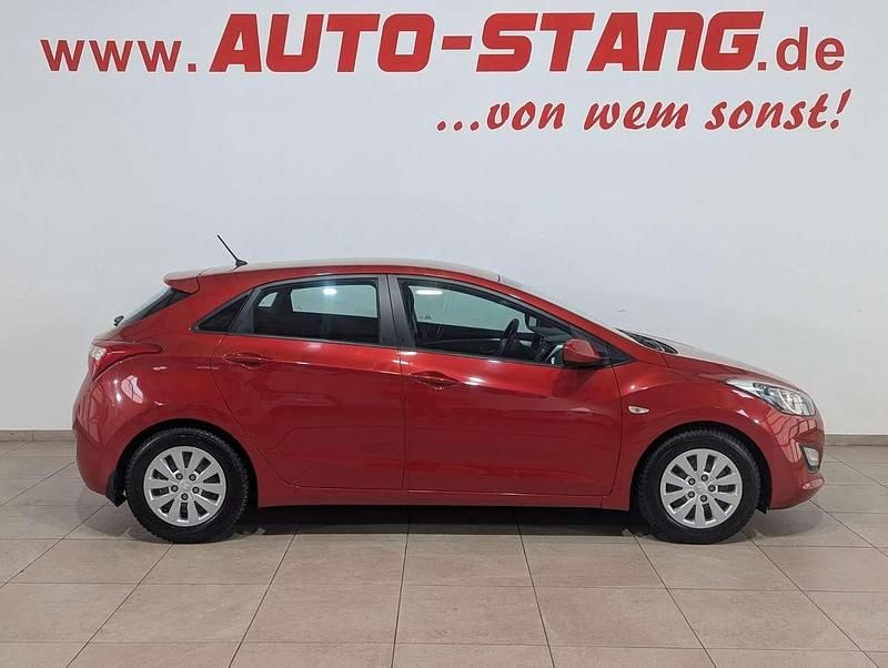 Gebraucht Hyundai i30 Classic 101 PS (74 kW) 2015 Rot Limousine