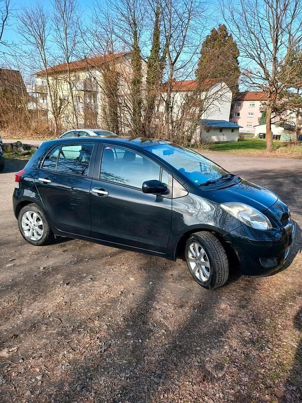 Gebraucht Toyota Yaris 69 PS (50 kW) 2011 Schwarz Kleinwagen
