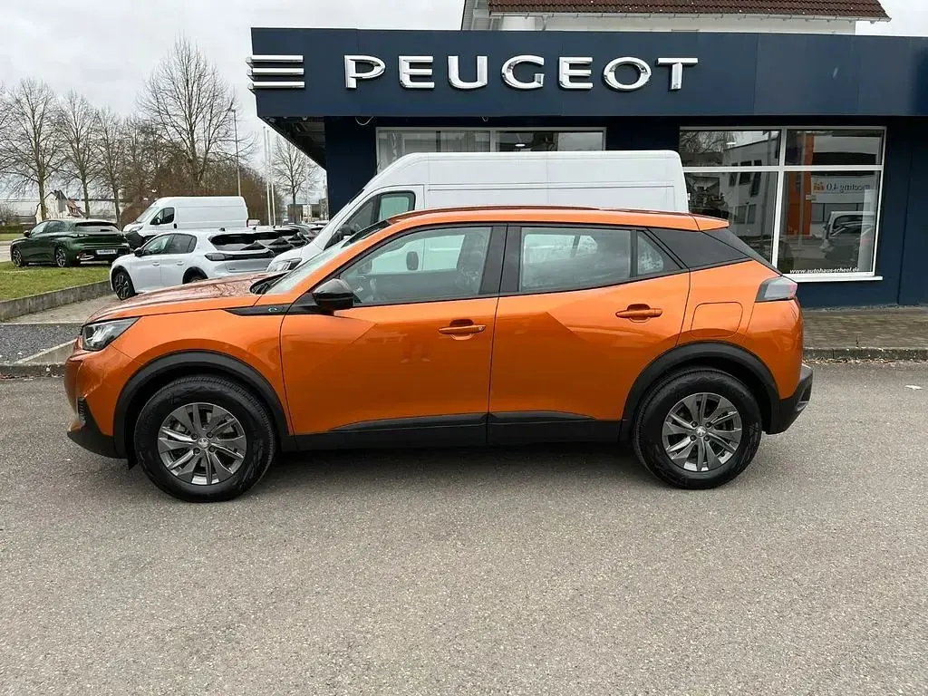 Gebraucht Peugeot e-2008 Active 100 kW (136 PS) 2022 Met. orange fusion SUV