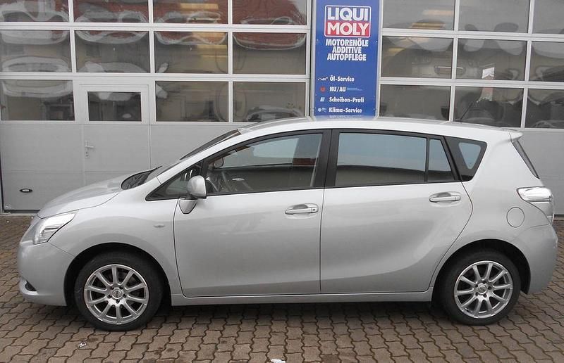 Gebraucht Toyota Verso Life 147 PS (108 kW) 2011 Silber Van / Kleinbus