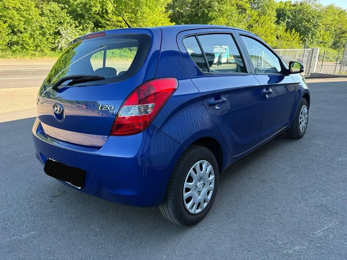Gebraucht Hyundai i20 77 PS (56 kW) 2012 Blau Kleinwagen