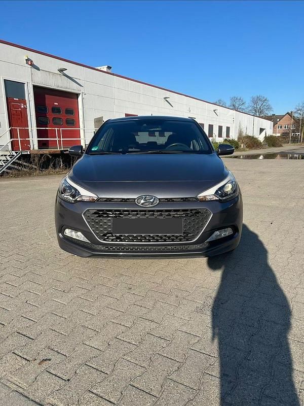 Gebraucht Hyundai i20 Passion 84 PS (61 kW) 2016 Grau Kleinwagen