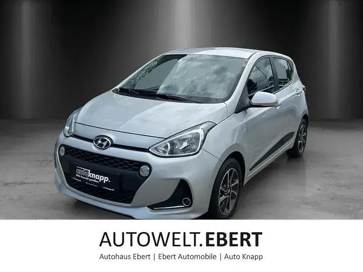 Tomato red / sol (rot) Gebraucht 2018 Hyundai i10 Passion Plus Kleinwagen | 10.990 € (Fairer Preis) - Bild 1/4