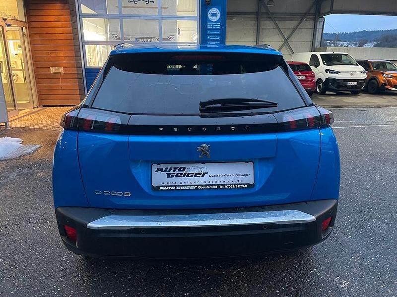 Gebraucht Peugeot e-2008 Allure 100 kW (136 PS) 2023 Blau SUV