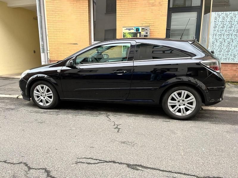 Gebraucht Opel Astra 90 PS (66 kW) 2009 Schwarz Coupé