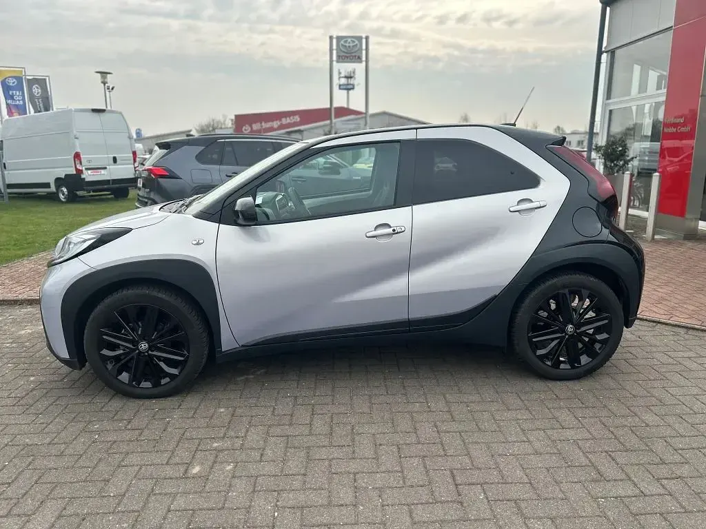 Gebraucht Toyota Aygo X Basis 72 PS (52 kW) 2024 Light purple silver / black (metallic) SUV