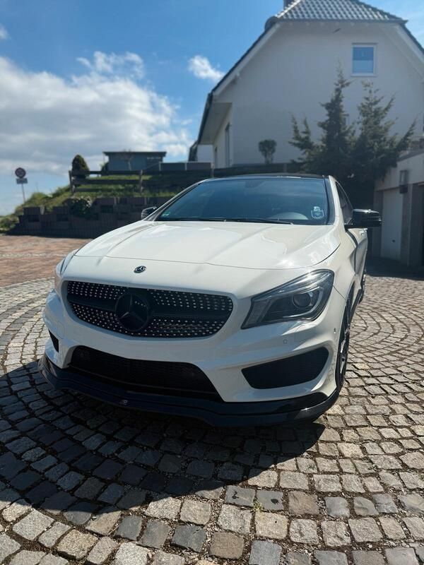Weiß Gebraucht 2015 Mercedes CLA250 AMG line Limousine | 20.499 € (Guter Preis) - Bild 1/4