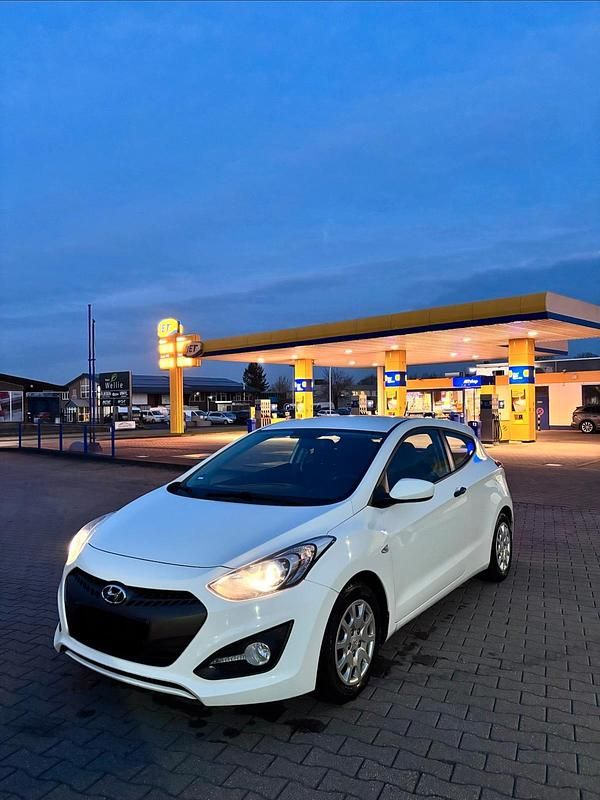 Gebraucht Hyundai i30 99 PS (72 kW) 2013 Weiß Coupé