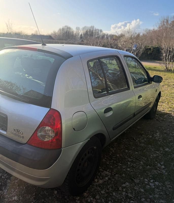 Gebraucht Renault Clio II 75 PS (55 kW) 2005 Silber Kleinwagen