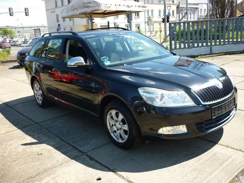 Gebraucht Skoda Octavia Ambiente 122 PS (89 kW) 2010 Schwarzmagic perleffekt Kombi