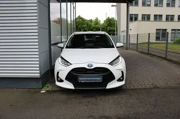 Gebraucht Toyota Yaris Basis 116 PS (85 kW) 2022 Schneeweiß Kleinwagen