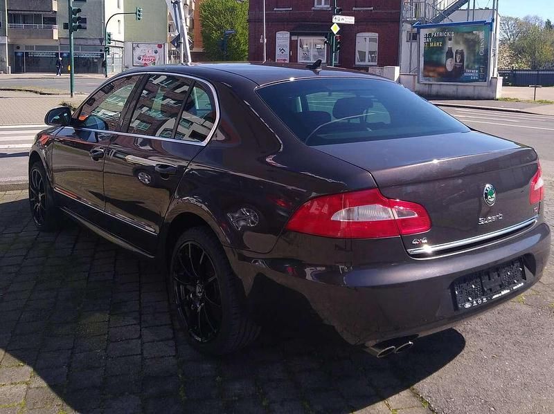 Gebraucht Skoda Superb Elegance 170 PS (125 kW) 2011 Grau Limousine