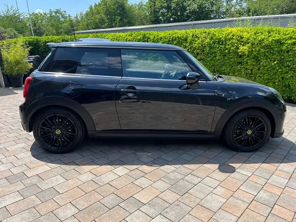 Gebraucht Mini Cooper SE 135 kW (184 PS) 2023 Midnight black metallic Kleinwagen