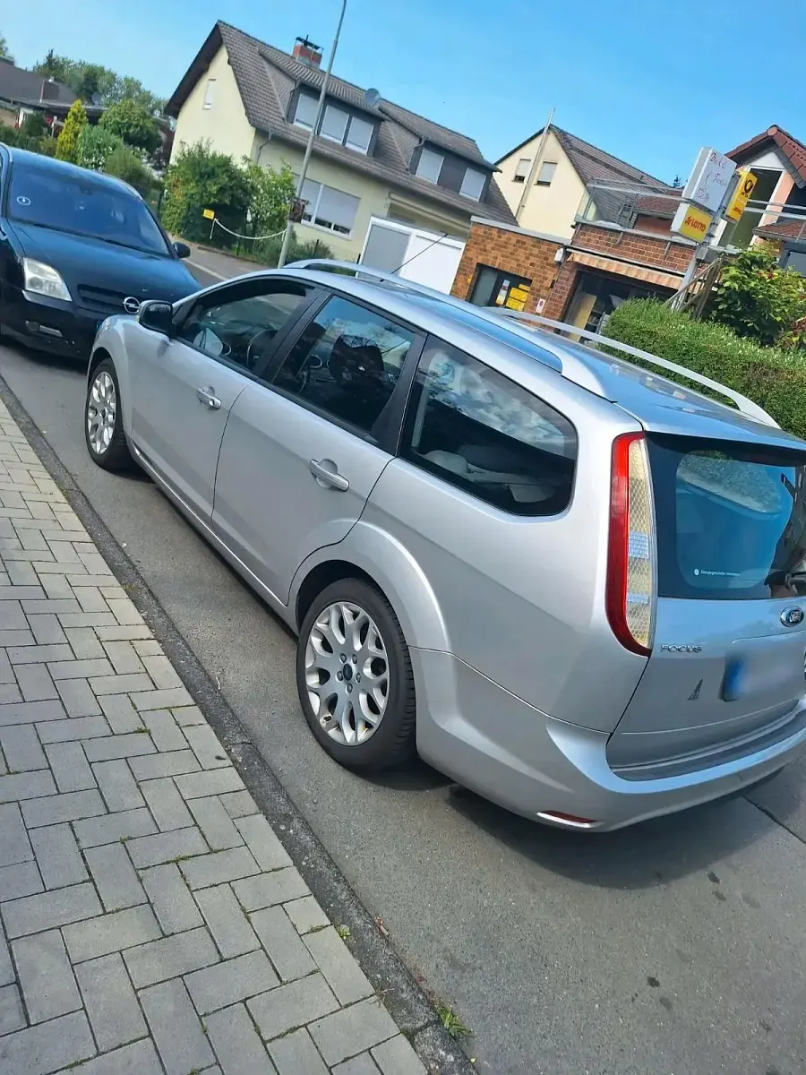 Gebraucht Ford Focus 109 PS (80 kW) 2010 Grau Kombi