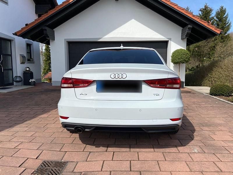 Używany Audi A3 Ambiente 116 KM (85 kW) 2018 Biały Sedan/Limuzyna
