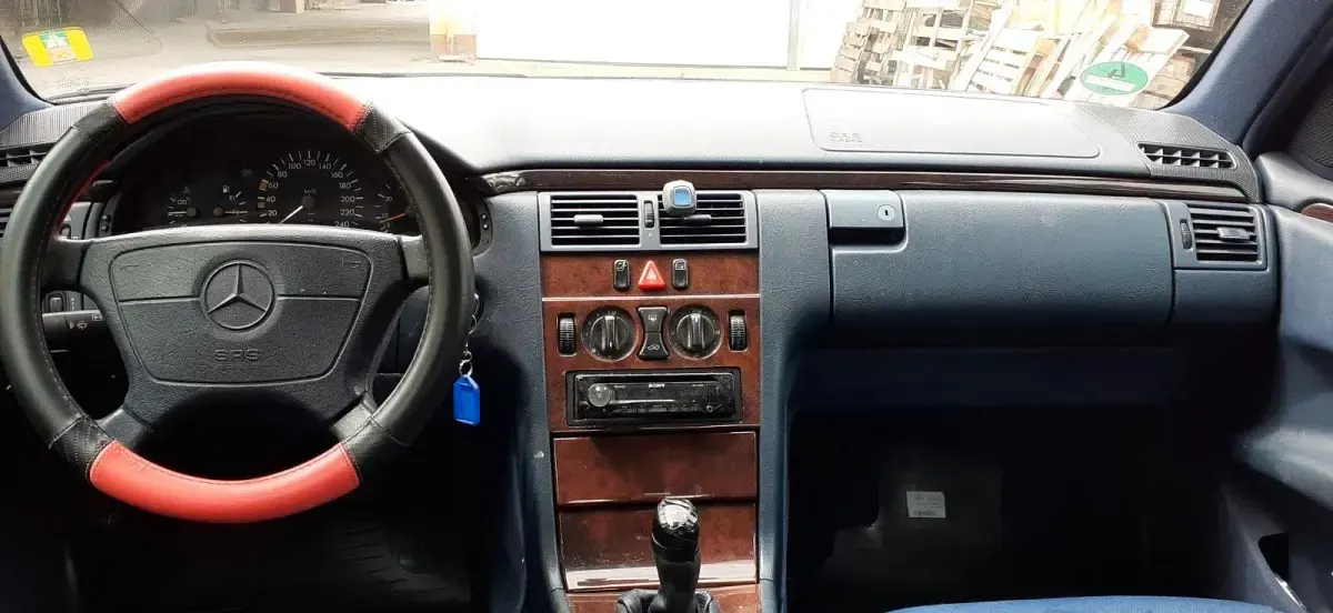 Używany Mercedes E230 150 KM (110 kW) 1996 Srebrny Sedan/Limuzyna