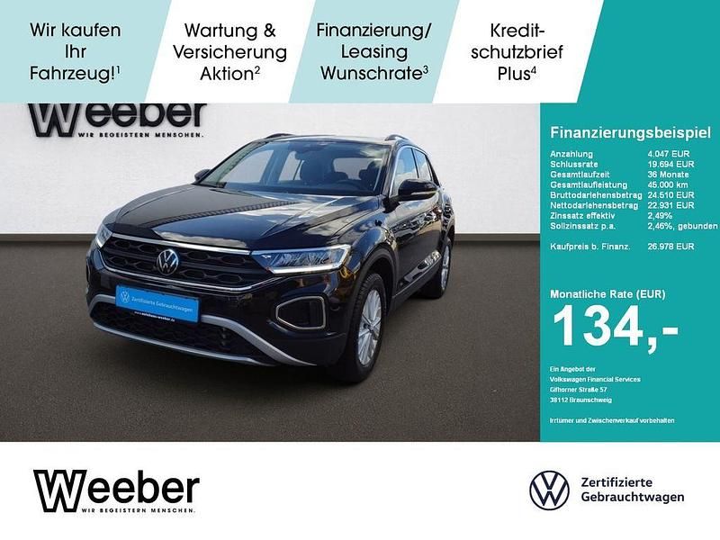 Deep black perleffekt (metallic) Gebraucht 2024 VW T-Roc Life SUV | 26.978 € (Fairer Preis) - Bild 1/4