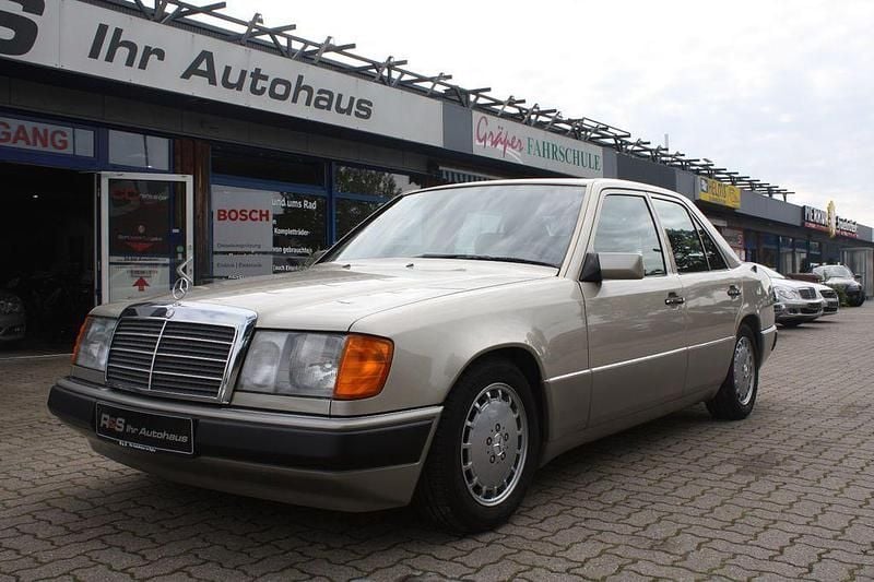 Grau Gebraucht 1990 Mercedes 200 Limousine | 7.995 € - Bild 1/4