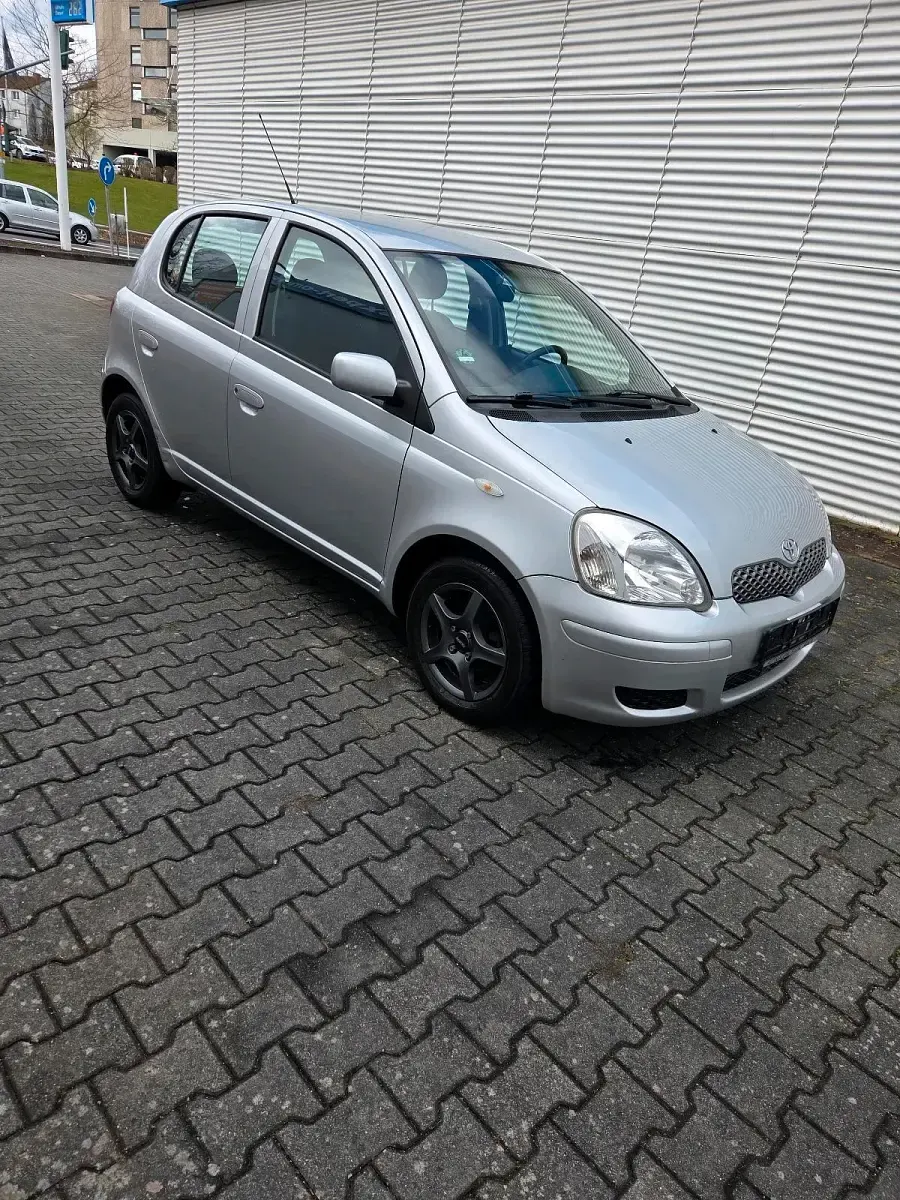Gebraucht Toyota Yaris 60 PS (44 kW) 2005 Silber Limousine