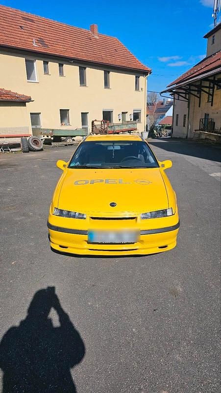 Gelb Gebraucht 2025 Opel Calibra Coupé | 3.200 € - Bild 1/4
