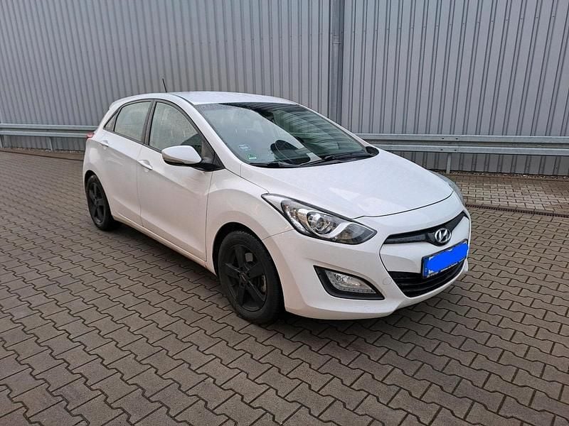Weiß Gebraucht 2014 Hyundai i30 Limousine | 9.500 € - Bild 1/4