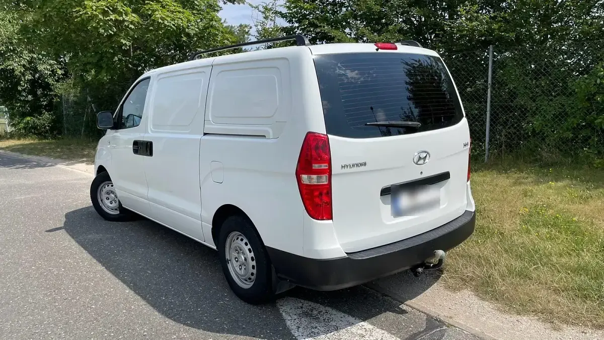 Gebraucht Hyundai H-1 170 PS (125 kW) 2011 Weiß Van / Kleinbus