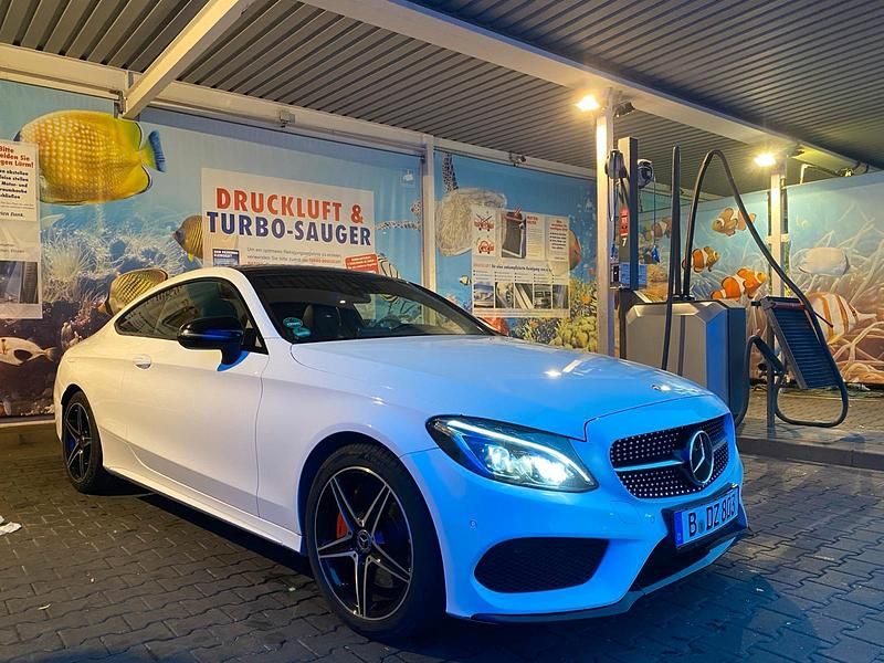 Weiß Gebraucht 2017 Mercedes C300 AMG Coupé | 25.900 € (Fairer Preis) - Bild 1/4