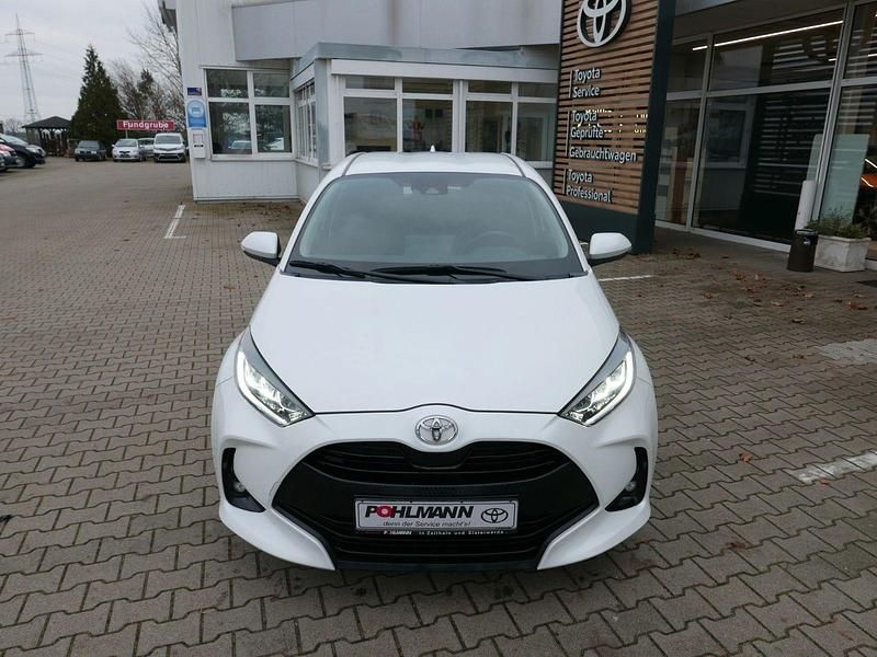 Gebraucht Toyota Yaris Team 125 PS (91 kW) 2023 Platinum white pearl mc. Kleinwagen