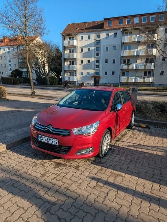 Gebraucht Citroën C4 Tendance 95 PS (69 kW) 2014 Rot Limousine