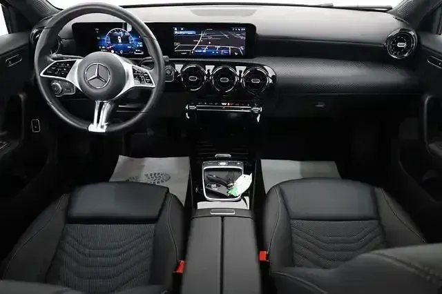Gebraucht Mercedes A250 218 PS (160 kW) 2023 Kosmosschwarz (metallic) Limousine