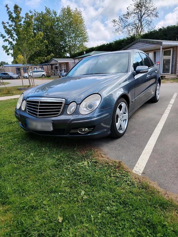 Blau Gebraucht 2025 Mercedes E280 Limousine | 5.500 € - Bild 1/4