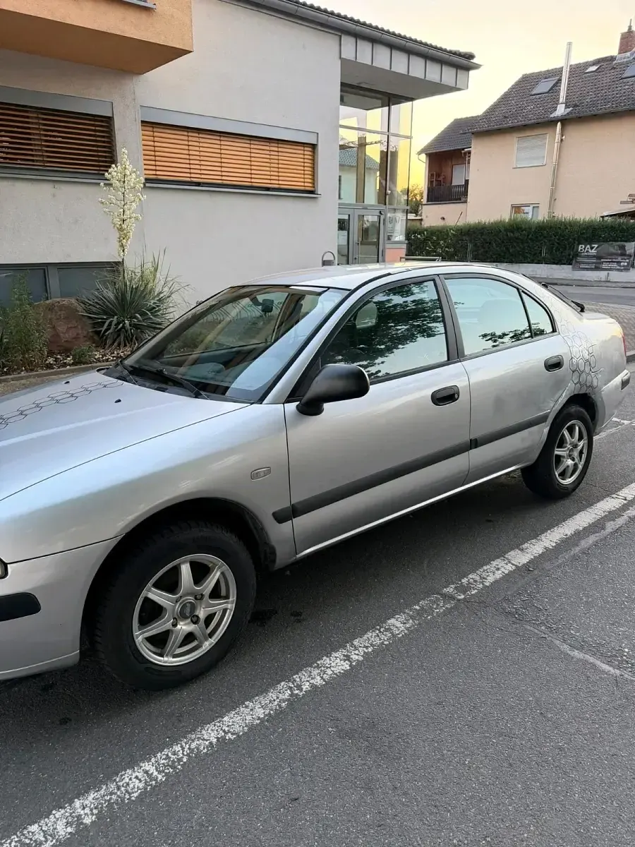 Gebraucht Mitsubishi Carisma 103 PS (75 kW) 2000 Silber Limousine