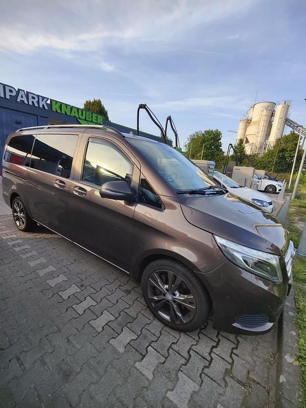 Braun Gebraucht 2017 Mercedes V220 Van / Kleinbus | 27.900 € - Bild 1/4