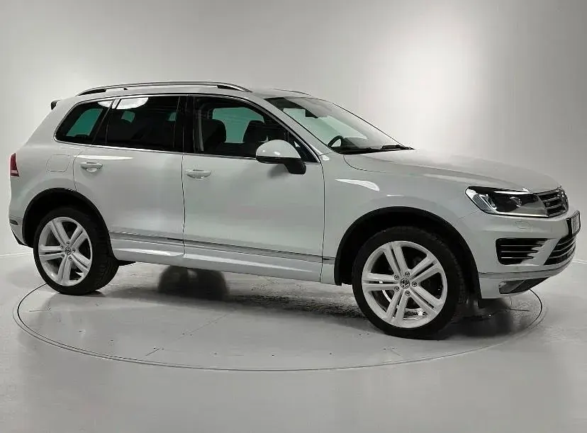Gebraucht VW Touareg 262 PS (192 kW) 2015 Weiß SUV