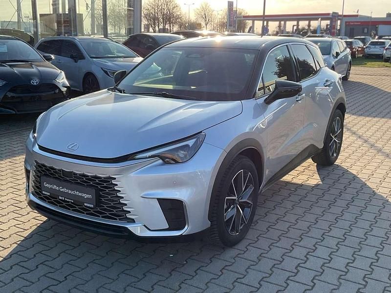 Gebraucht Lexus LBX 136 PS (100 kW) 2024 Silver me (1f7)/ black (202) SUV