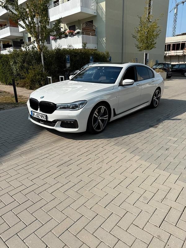 Weiß Gebraucht 2017 BMW 740 M Sport Limousine | 37.499 € (Etwas zu teuer) - Bild 1/4