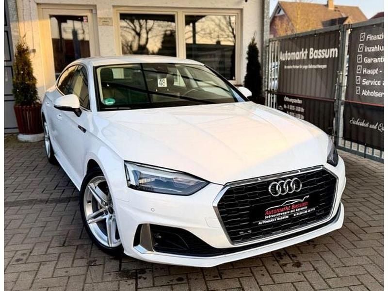 Ibisweiss (metallic) Gebraucht 2022 Audi A5 Sport Coupé | 27.990 € (Superpreis) - Bild 1/3