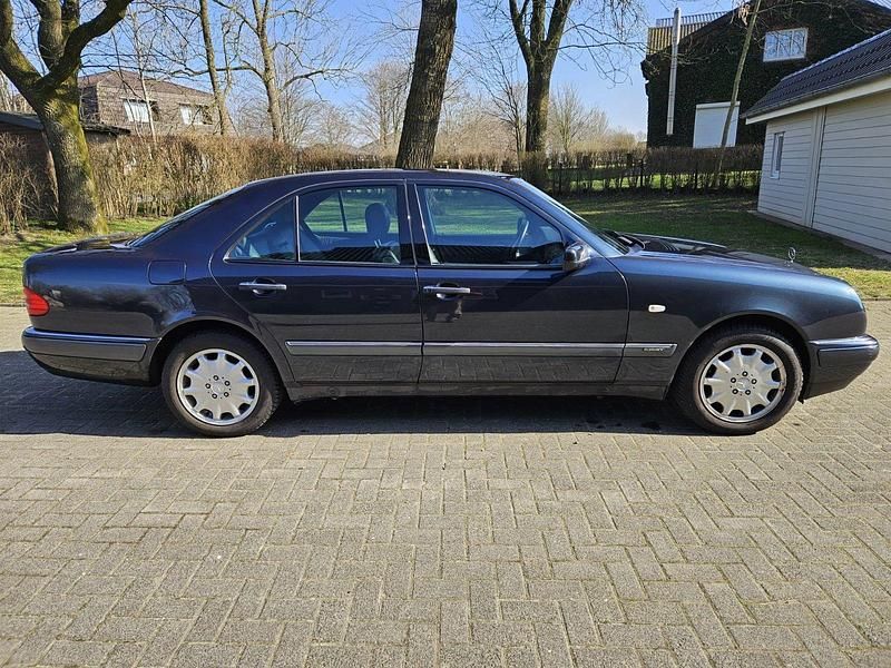 Second-hand Mercedes E280 193 CP (141 kW) 1996 Albastru Berlinǎ